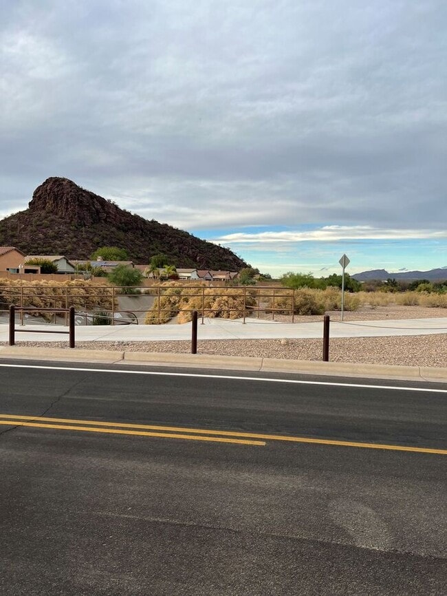 Building Photo - HOUSE FOR RENT