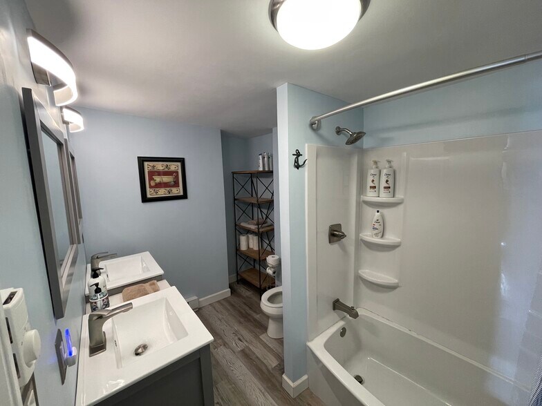 Building Photo - 5 Pearl St