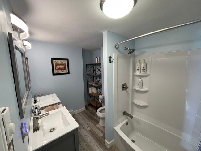 Building Photo - 5 Pearl St