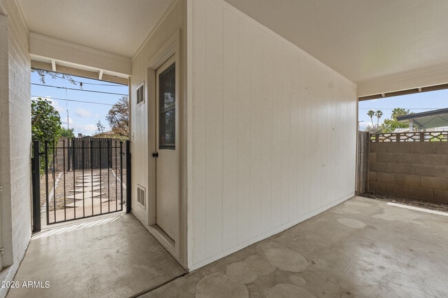 Building Photo - 1229 E Manhatton Dr