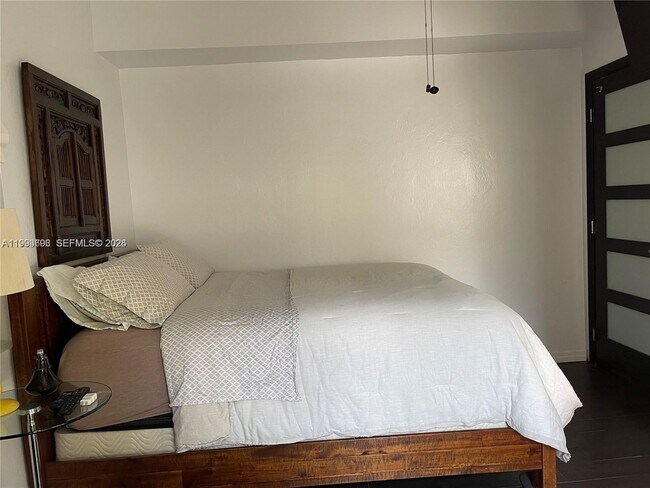 Building Photo - 732 NE 87th St