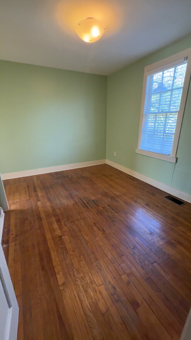 Building Photo - Belhaven apartment for $1195 with washer/ dryer and water included!!