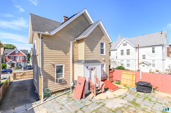 Building Photo - 1224 Iranistan Ave