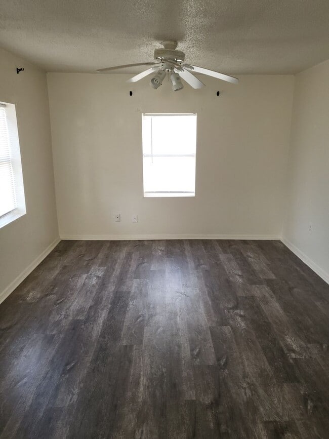 Building Photo - 821 S Avenue C