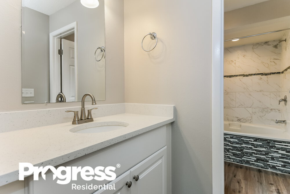 Building Photo - 10019 Creekwater Blvd