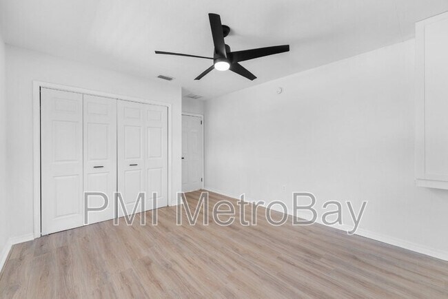 Building Photo - 4939 Woodland Dr