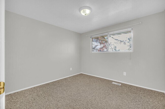 Building Photo - Spacious 5 Bed in Riverdale with Large Yard