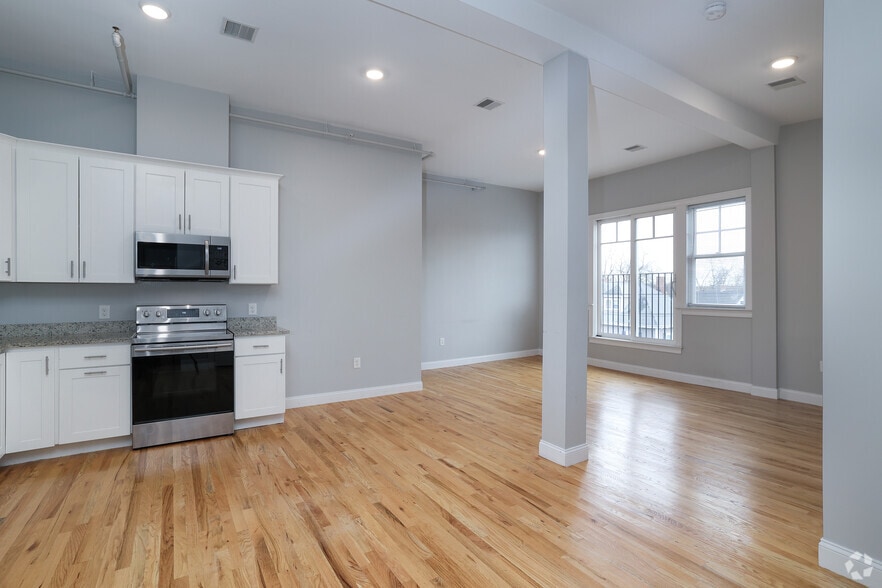 1BR, 1BA - 1,100SF - Kitchen - 20 Locust St