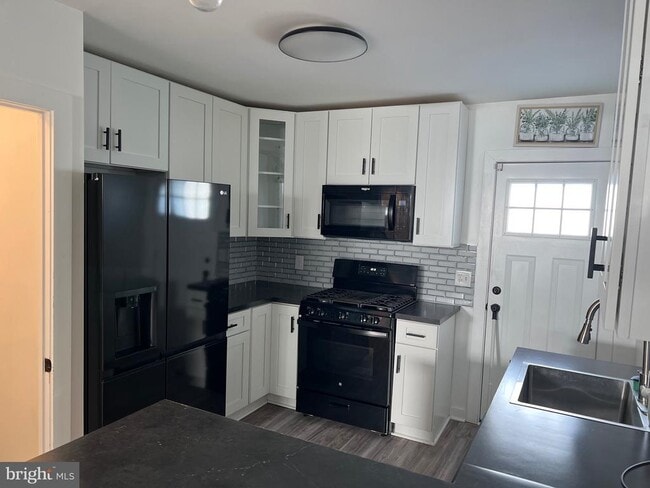 Building Photo - 136 Davis St