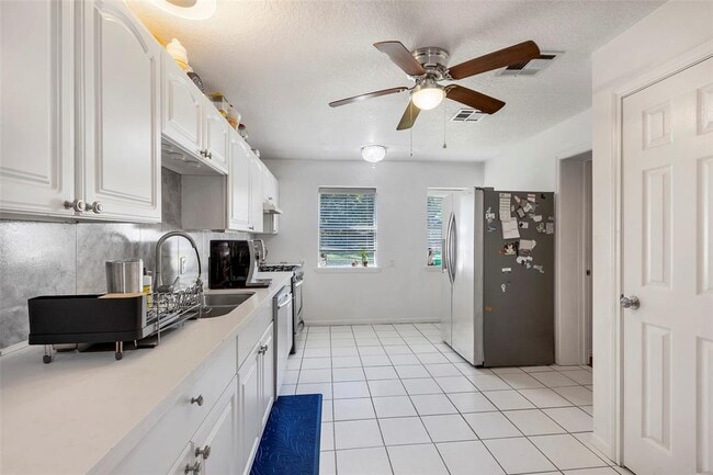 Building Photo - 13392 Southshore Dr