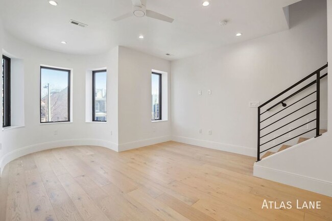 Building Photo - Professionally Managed// 3 bedroom 3 bathr...