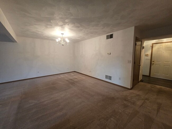 Building Photo - Large 3 Bedroom Townhouse in Burrell Schoo...