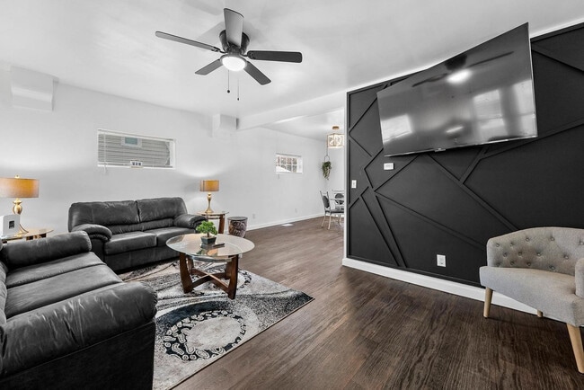 Building Photo - 2009 Sharon St