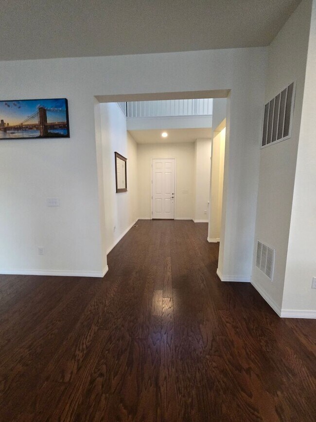 Building Photo - Spacious 4 Bedroom Single Family Home