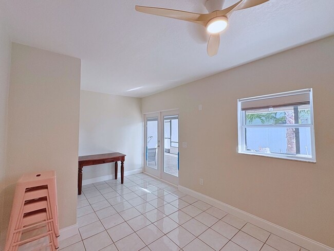 Building Photo - Steps to the Gulf! Spacious 3-Bed, 2 Bath ...