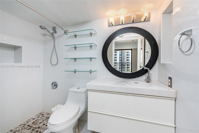 Building Photo - 540 Brickell Key Dr