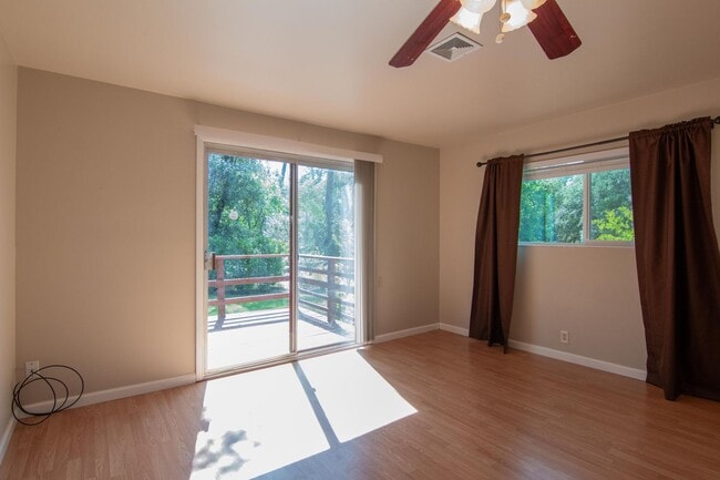Building Photo - 2 Bedroom North Redding Home with Bonus Room. Completely Fenced!