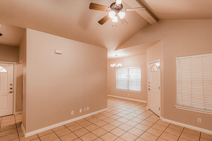 Building Photo - 104 San Antonio Rd