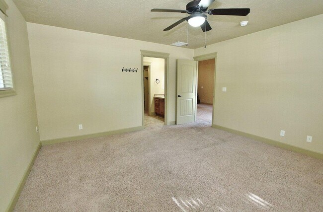 Building Photo - Immaculate Single-Level Townhouse