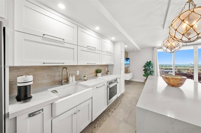 Building Photo - 2301 Collins Ave