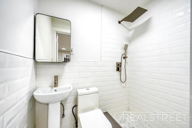 Building Photo - Massive 4BD/4BA Duplex with Office & Priva...