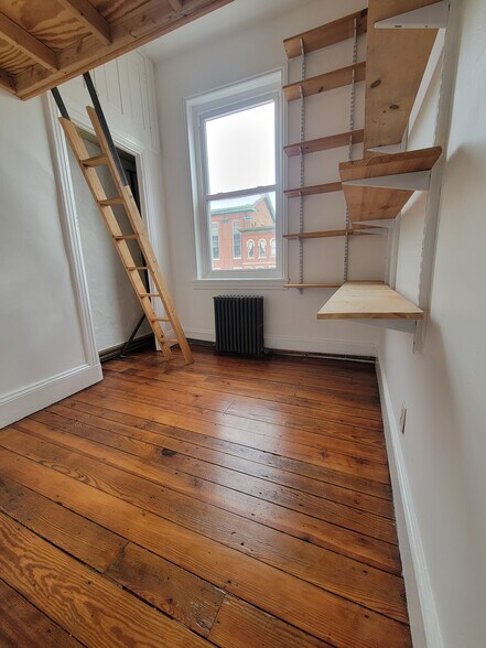 Building Photo - 247 E Allen St