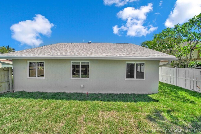 Building Photo - 23392 Country Club Dr E