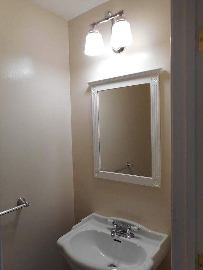 Building Photo - 608 Green St