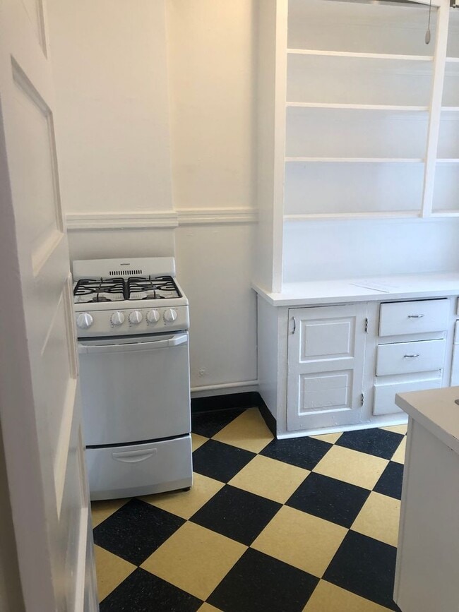 Building Photo - Another Move in Special in time for Spring! - NE Views out Bay Windows on the TOP FLOOR!