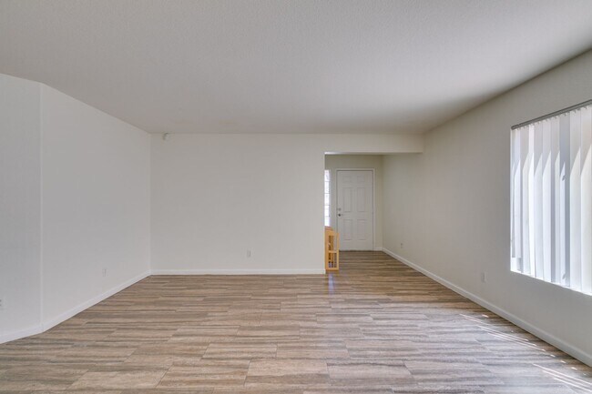 Building Photo - Spacious 4 Bedroom 2.5 Bathroom Home with Covered Patio & Large Backyard