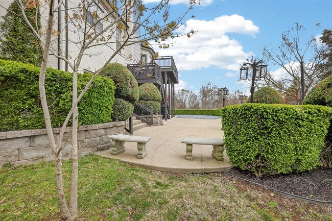 Building Photo - Beautiful 6BR Executive Brentwood Home with Pool