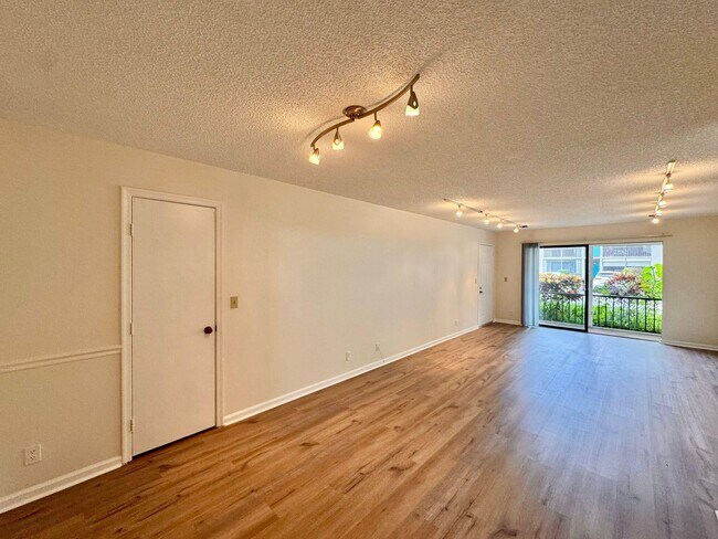 Building Photo - 9815 Pineapple Tree Dr