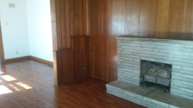 Building Photo - Two Bedroom One Bath Newly Renovated Charleston Home