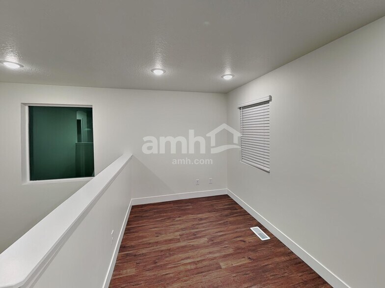 Building Photo - 1221 Redbud Dr