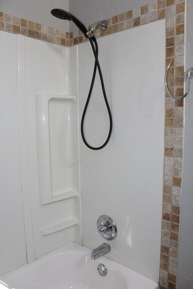 Building Photo - 3 bedrooms with appliances!