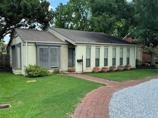 Building Photo - 2251 Country Club Dr