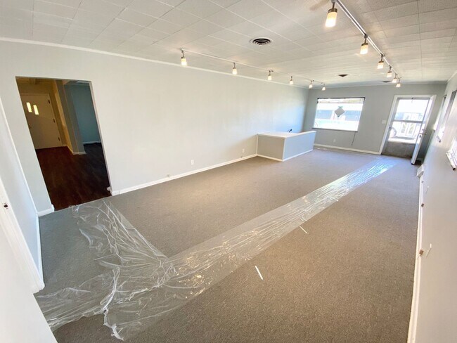 Building Photo - Remodeled Westgate Home with Attached Prof...