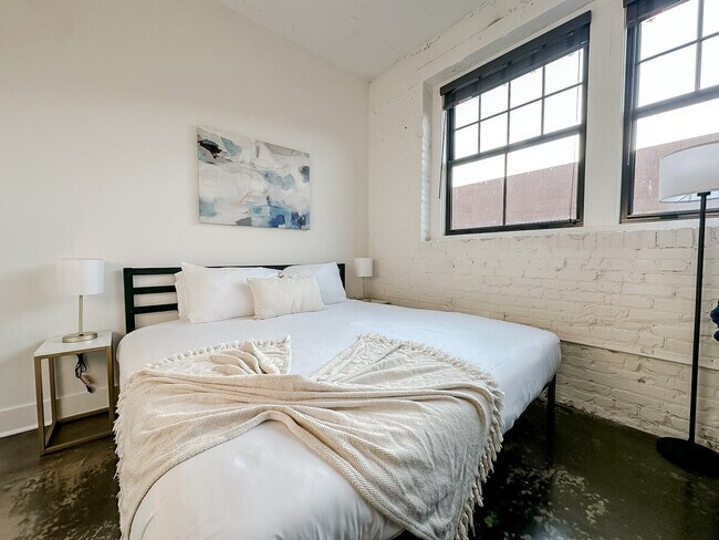 Building Photo - 701 E 2nd St N