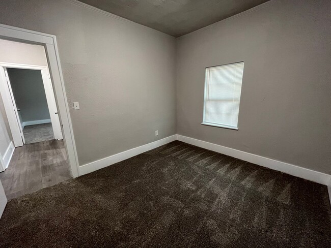 Building Photo - 3 bedroom 2 bath!