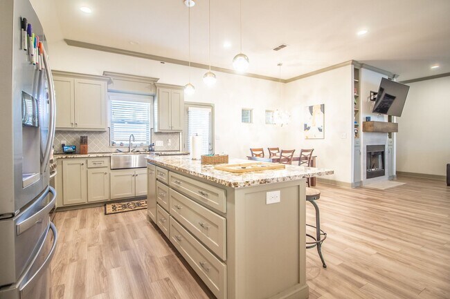 Building Photo - Pre-leasing for Fall!! 3/2/2 Luxury Home i...