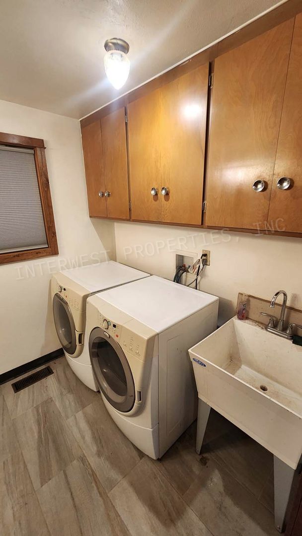 Building Photo - 3 bd 2ba Ranch Style Home with Fenced Yard, W/D in Unit, Fireplaces & 2 Car Garage!