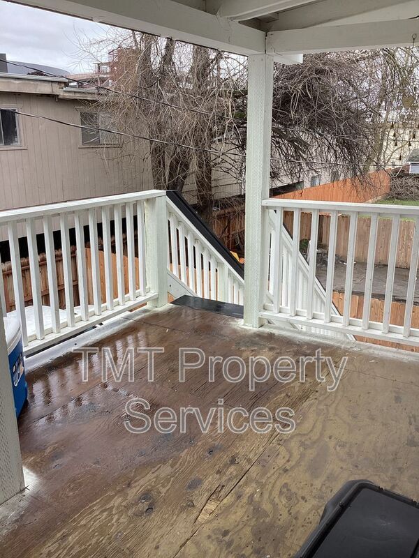 Building Photo - 204 W Oak St