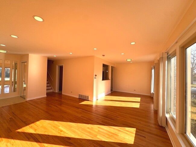 Building Photo - 1042 W Central Rd