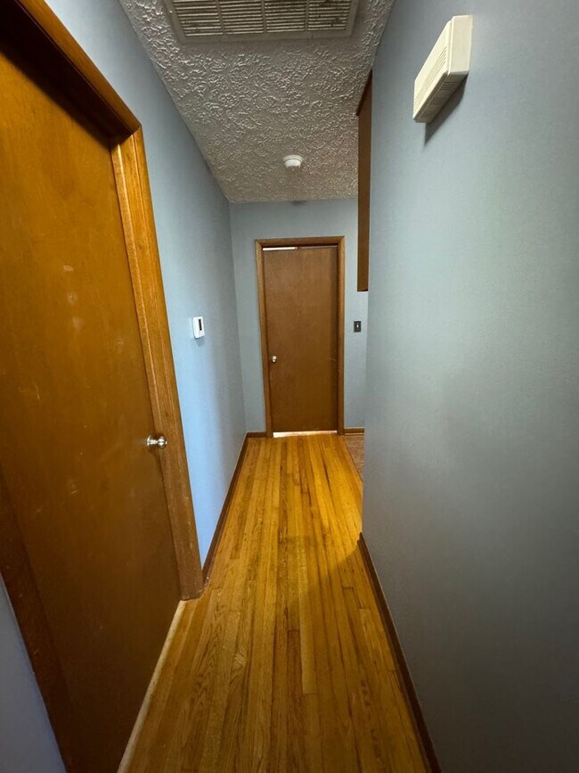 Building Photo - 3 Bed 1 Bath 1 Carport Fenced in Backyard!