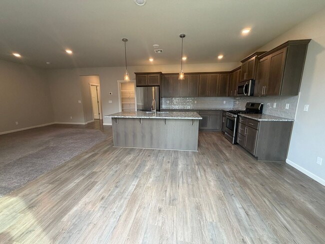 Building Photo - Must See Large Home in HOA Neighborhood!