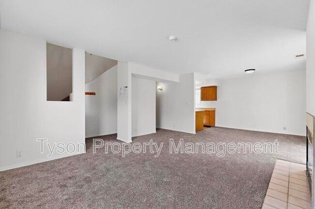 Building Photo - 1515 La Charles Dr NE