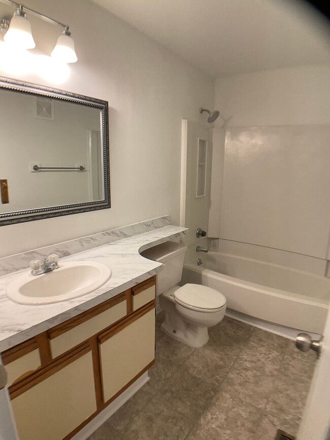 Building Photo - 1 Level 2 Bed, 2 Bath Condo in the heart o...