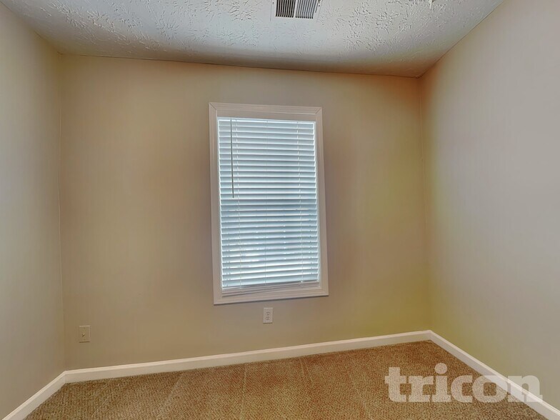 Building Photo - 38 Ann Cir