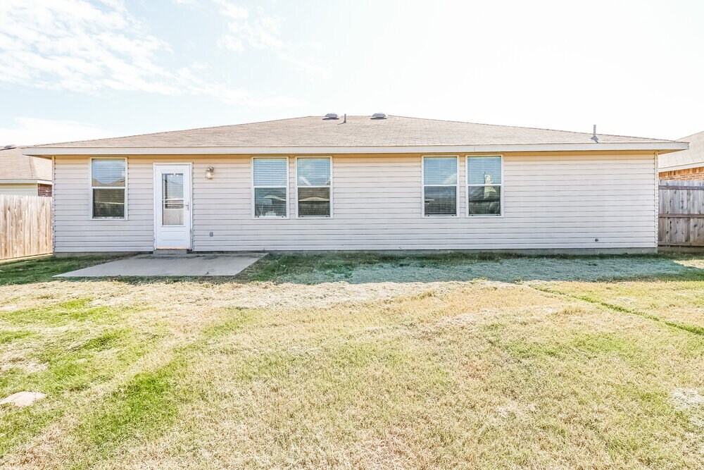 Building Photo - 321 Daisy Ln