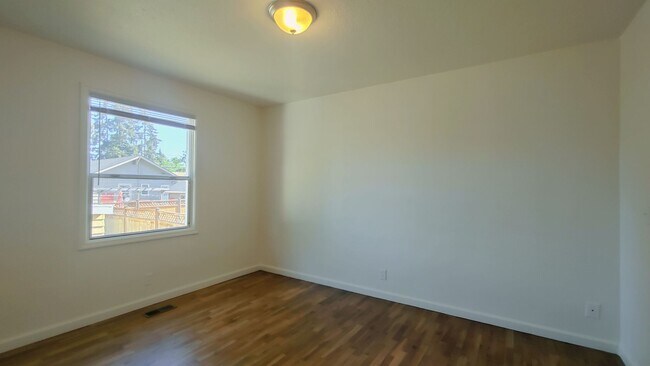 Building Photo - Darling Updated Cottage with New Kitchen a...